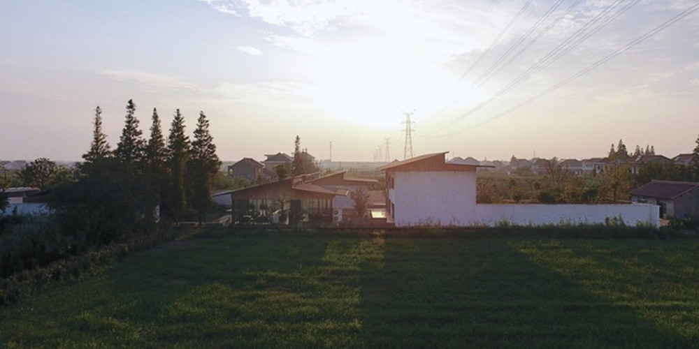 江蘇深深?深宅住宅設計項目基地位于中國江南地區(qū)，建筑師通過空間的轉折和遞進來拉長了流線、視線和時間，最終空間序列形成一種深宅深園的結果。巨大的懸挑屋頂，使得建筑的邊界同庭院融為一體。