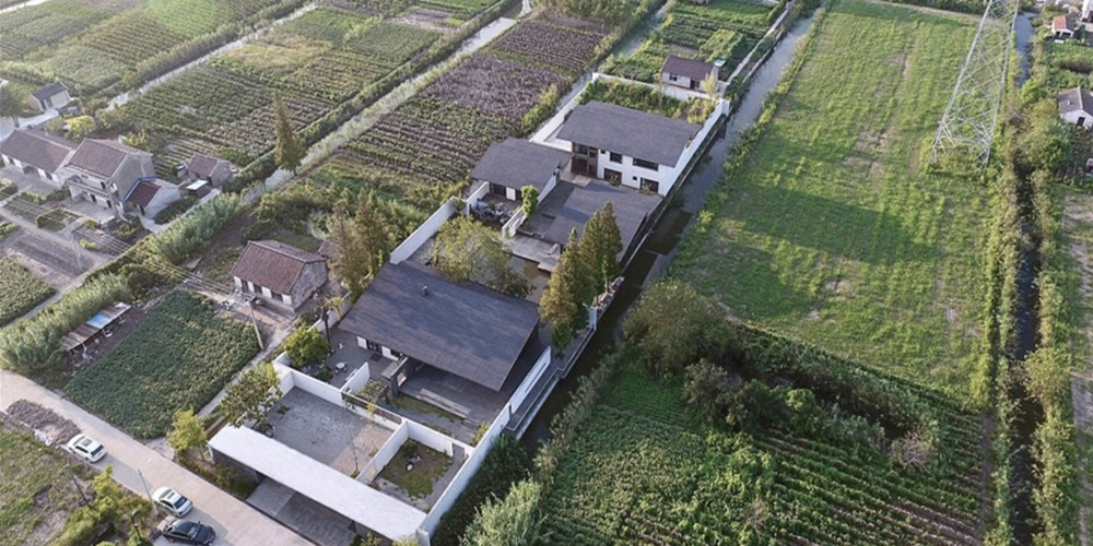 江蘇深深?深宅住宅設計項目基地位于中國江南地區(qū)，建筑師通過空間的轉折和遞進來拉長了流線、視線和時間，最終空間序列形成一種深宅深園的結果。巨大的懸挑屋頂，使得建筑的邊界同庭院融為一體。