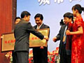 住房和城鄉(xiāng)建設部副部長仇保興為園林城市頒牌(圖)