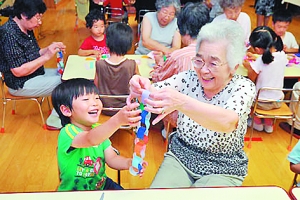 孩子與老人其樂融融。