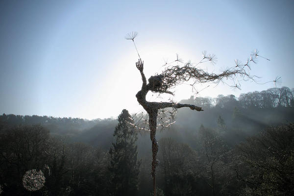 風(fēng)大也美麗，Robin Wight的戲劇性金屬絲雕塑