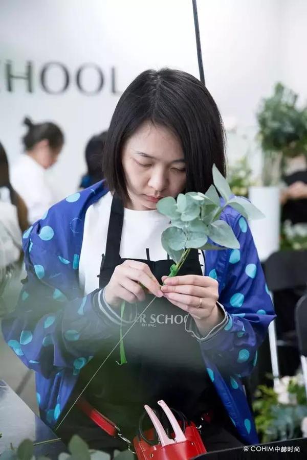 自由動(dòng)態(tài)的花藝設(shè)計(jì)帶來富有張力的視覺效果