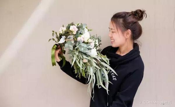 自由動(dòng)態(tài)的花藝設(shè)計(jì)帶來富有張力的視覺效果