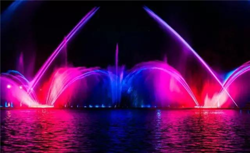 后官湖濕地公園里世界頂級(jí)的燈光音樂噴泉
