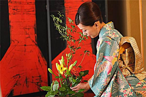 中國的插花技藝卻比其早出現(xiàn)千年！