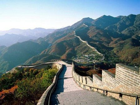 <p>　　中國八達嶺萬里長城</p><p>　　<strong>六、中國八達嶺萬里長城</strong></p><p>　　蜿蜒于中華大地上的萬里長城以其無比宏偉的雄姿久聞于世，成為中國最著名的地標式建筑。今天，長城已有近三分之二被腐蝕，加之沒有節(jié)制的旅游開發(fā)，目前對長城的保護不容樂觀。</p><p>　　八達嶺地區(qū)海拔848米，屬于季風性氣候，四季分明。區(qū)內(nèi)水質優(yōu)良，風景優(yōu)美，并成功獲得國際ISO14001環(huán)境管理體系評語。山嶺入口處兩座高峰對恃，夾擊山下通道，正如自古以來所傳說的那樣，'居庸之險，不在關城，而在八達嶺'；'自八達嶺下視居庸關，如建瓴，如窺井'。由于地理位置的重要性，位于關溝北口也即入口的八達嶺長城就成了位于關溝中段的居庸關的前陣。</p><p>　　八達嶺長城是明代長城保存得較完整的一段。其關城建于明朝弘治十八年（1505年），東窄西寬，呈梯形，有東西二門，東門名為居庸外鎮(zhèn)，西門名為北門鎖鑰，兩門相距約44米，都是磚石結構。甕城面積達5000平方米，建于海拔約六百米高度之處。券洞上為平臺，南北兩面各開一豁口，接連關城城墻， 臺上四周有磚砌垛口。城墻的平均高度為約為八米，上寬約六米，下寬近七米，其墻基全由千余公斤重的花崗條石砌成，上部采用大型城磚砌筑，內(nèi)填泥土和石塊， 是故墻身高大堅固。外側為垛墻，垛墻上方的垛口之下有射洞。城墻依山勢而筑，山勢陡峭處砌成梯道；山脊高地、城墻轉角或險要處則筑有堡壘式城臺、敵臺或墻臺。</p><p>　　八達嶺長城典型地表現(xiàn)了萬里長城雄偉險峻的風貌。作為北京的屏障，這里山巒重疊，形勢險要。氣勢極其磅礴的城墻南北盤旋延伸于群巒峻嶺之中，視野所及，不見盡頭。依山勢向兩側展開的長城雄峙危崖，陡壁懸崖上古人所書的'天險'二字，確切的概括了八達嶺位置的軍事重要性。</p><p>　　<strong>消失原因：</strong>旅游破壞、自然腐蝕</p>
